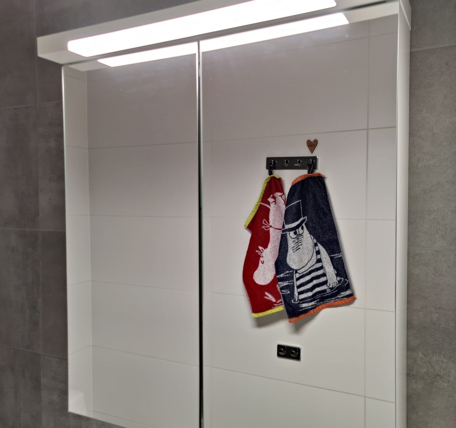 Keep Your Mirrors Sparkling: Two Easy and Effective Cleaning Methods