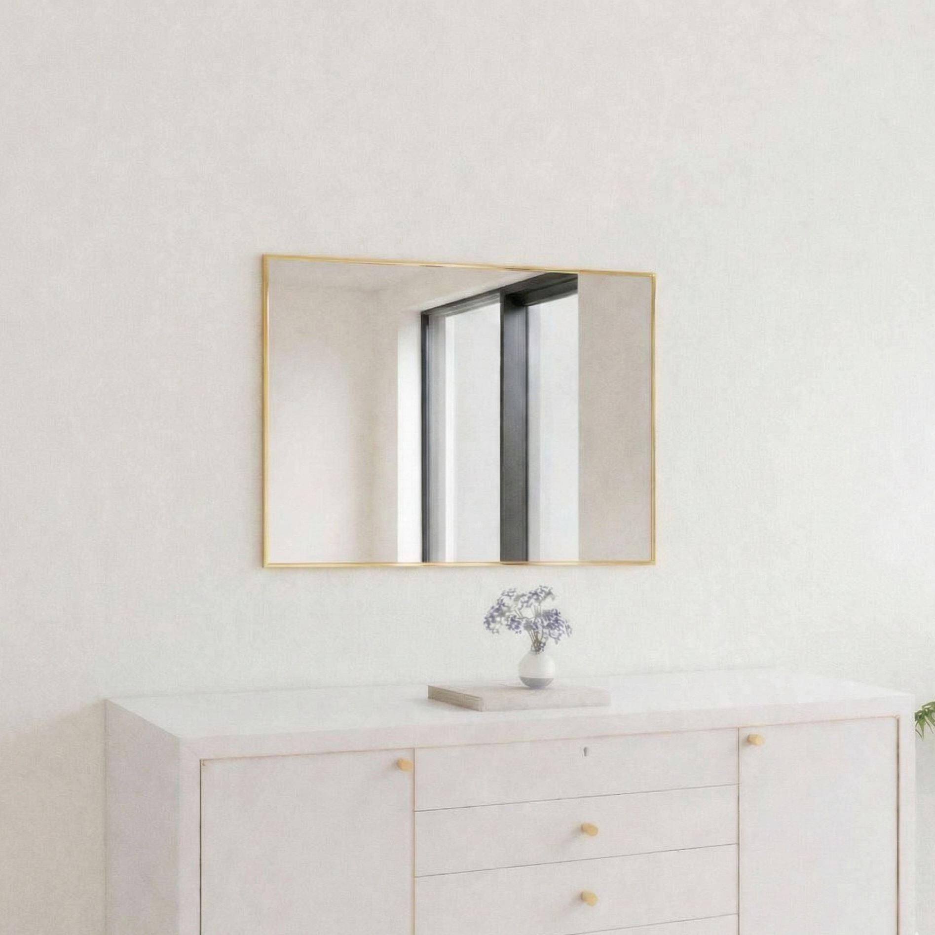 Slimline - Liten Väggspegel Med Guldram (50x60 cm)