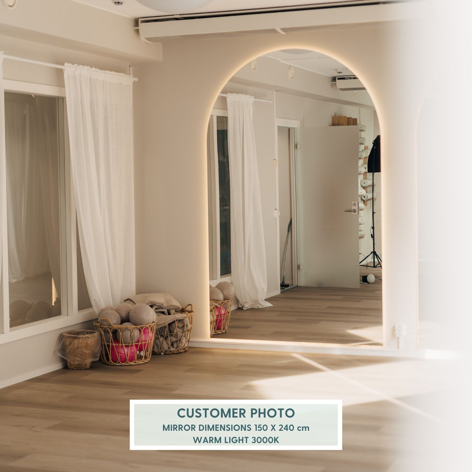 Kaari - Extra-Large Arch Mirror With LED-Lights (150x215cm)