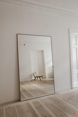 Aitta – Schmaler Ganzkörperspiegel mit schwarzem Rahmen (130 x 220 cm)