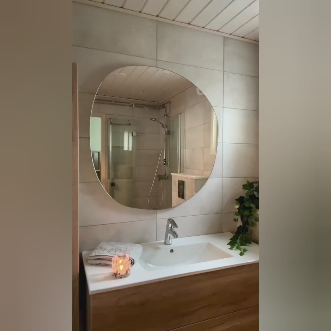 Ladda video: Stone - Asymmetrisk Badrumsspegel med Belysning (80x80cm)