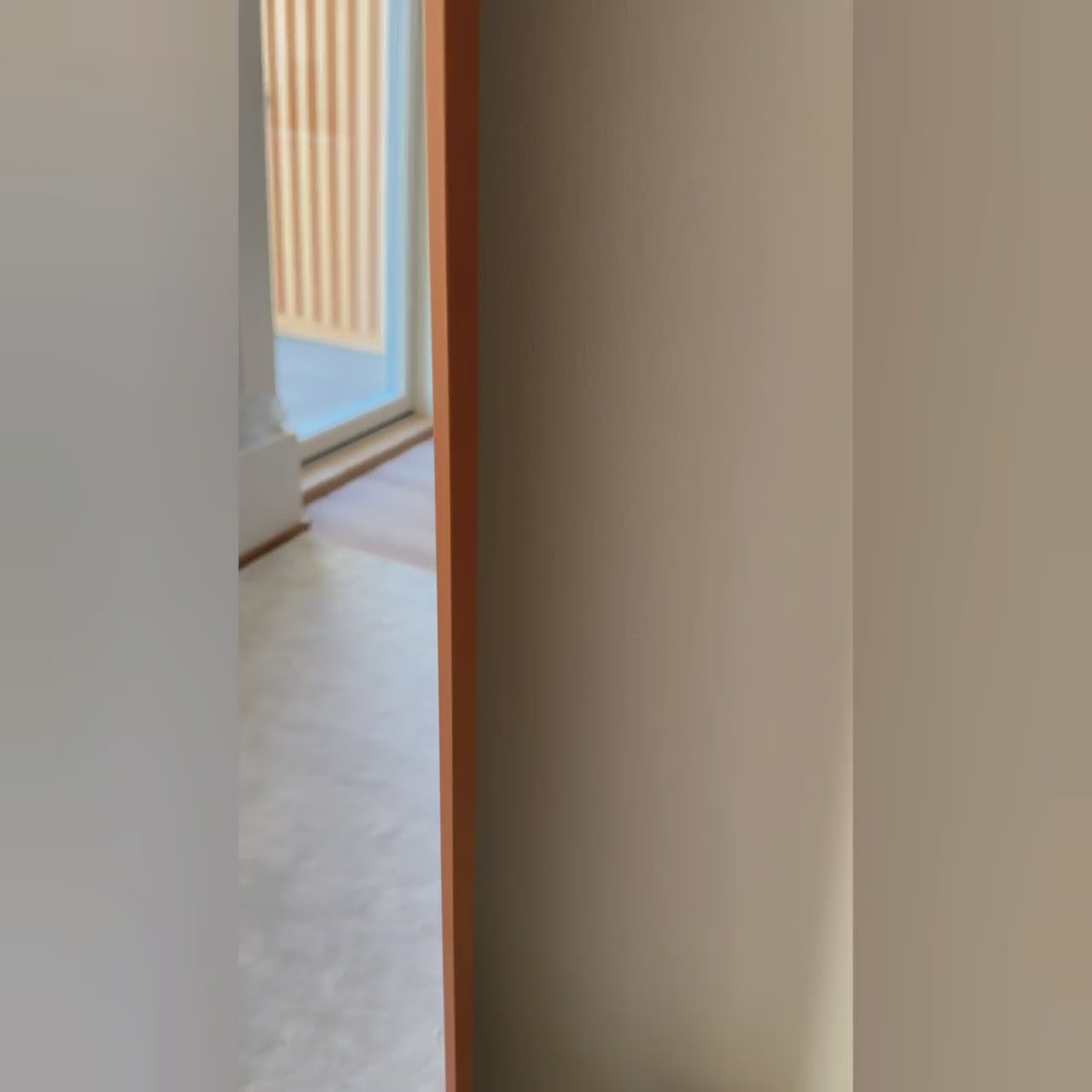 Video laden: Slimline Spiegel mit LED-Beleuchtung und Kupferrahmen (50x60 cm)