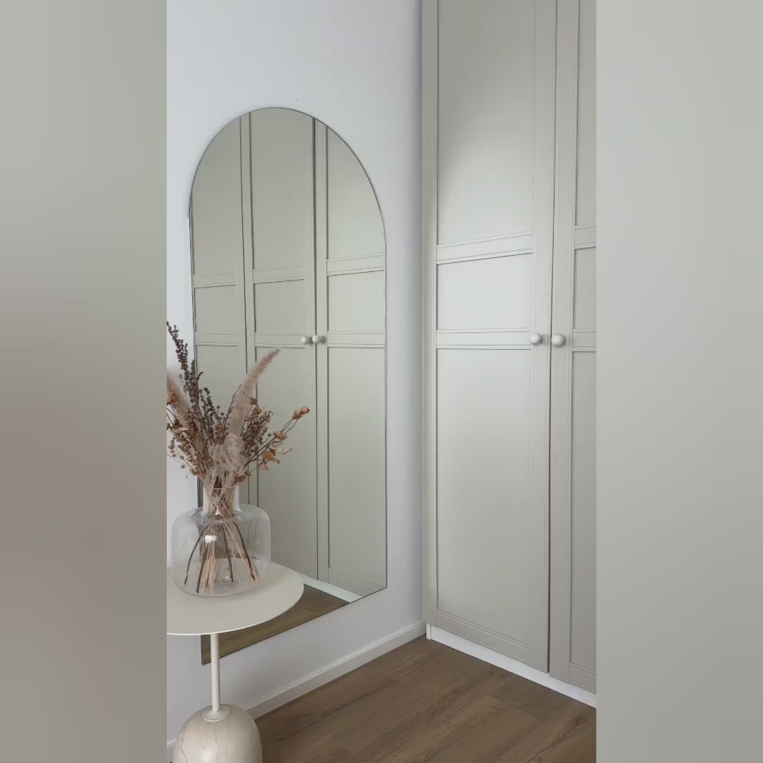 Ladda video: Kaari - Modern Bågspegel (50x120cm)