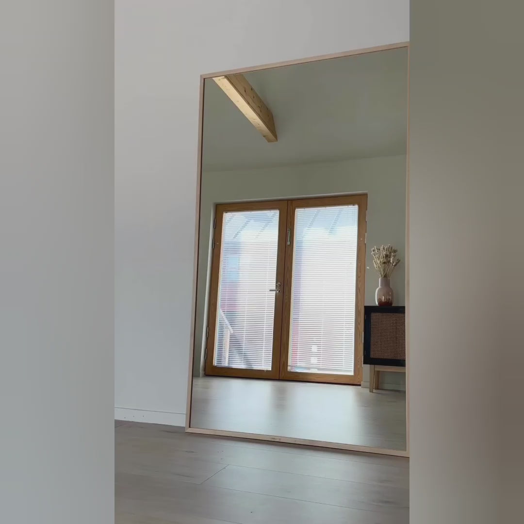 Video laden: Slimline Spiegel Mit Birkenrahmen (50x50 cm)