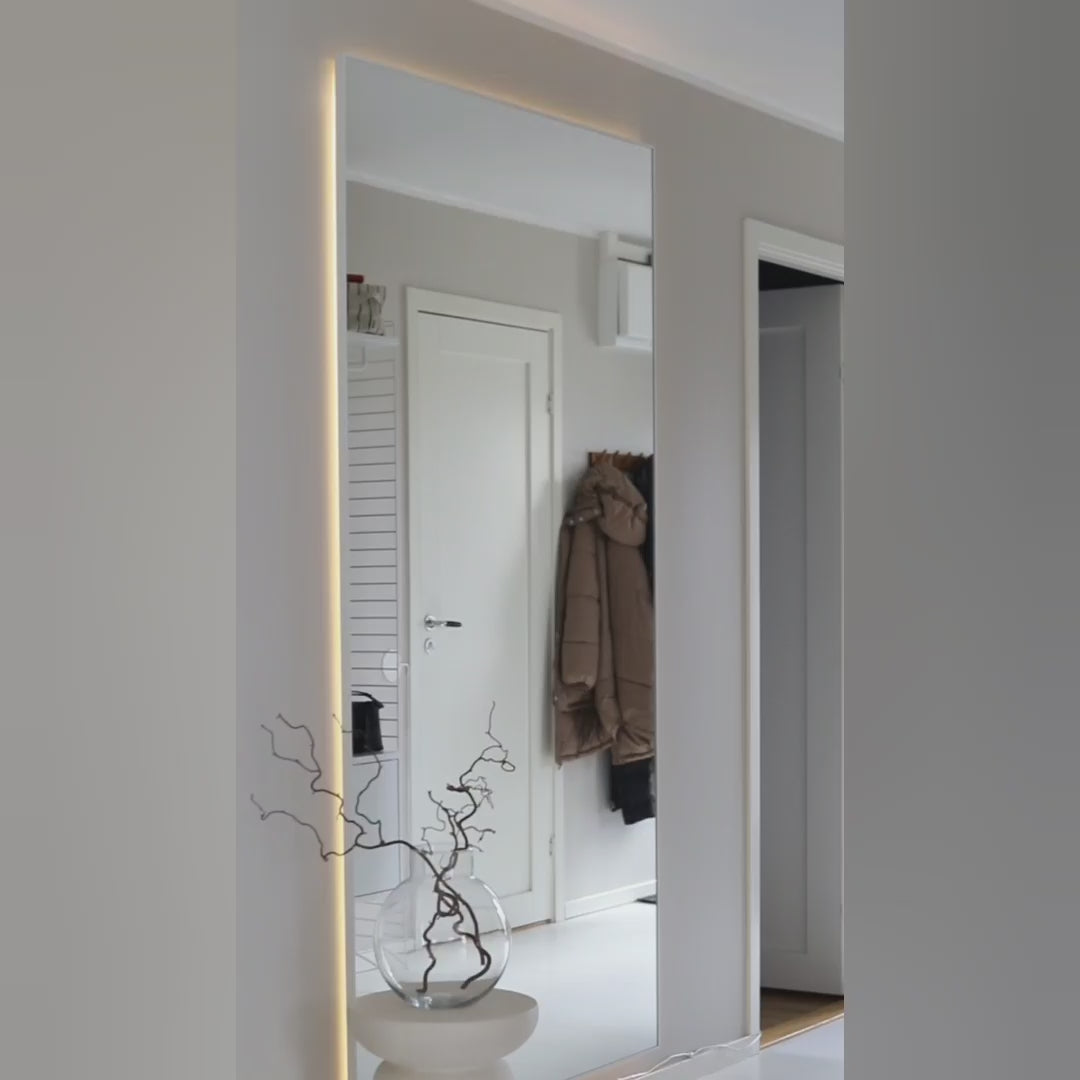 Video laden: Slimline Ganzkörperspiegel mit LED-Beleuchtung und schwarz Rahmen (100x170 cm)